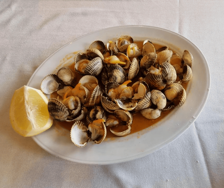 Plato de berberechos con limon